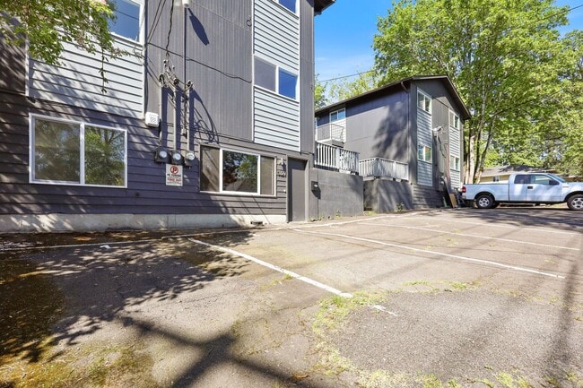 Building Photo - Renovated Basement level unit - West Linn, OR