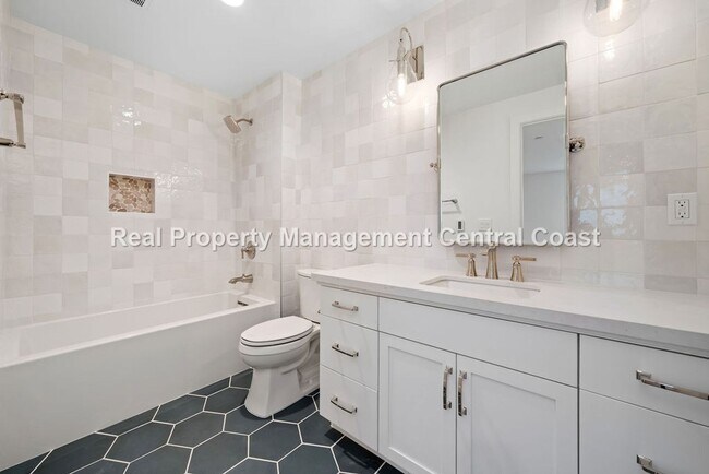 Building Photo - AVAILABLE OCTOBER  - Stunning Townhome in ...