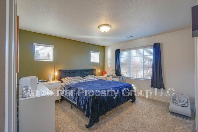 Building Photo - 2001 NE 4 Seasons Ln