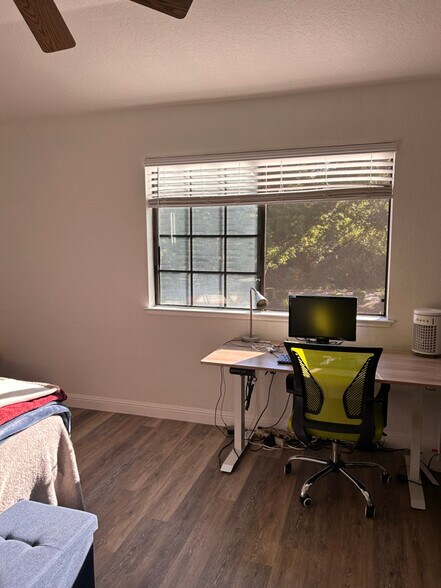 Building Photo - 165 Bridgeside Cir