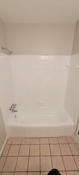 Building Photo - 858 Fountainbleau Dr