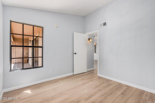 Building Photo - 6550 N 47th Ave