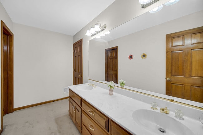 Building Photo - 2872 Whispering Oaks Ct