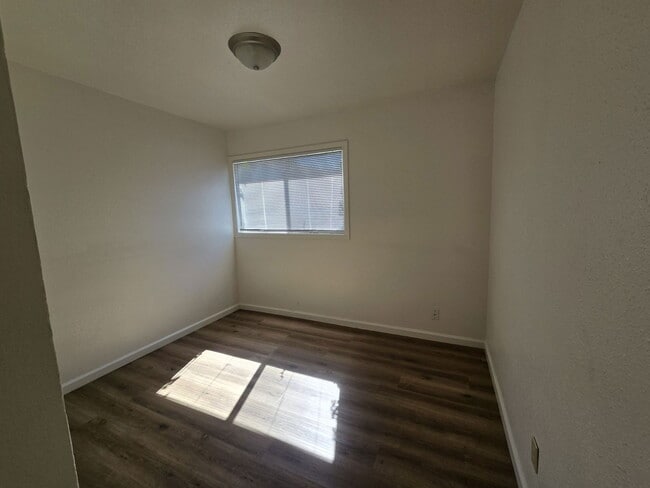 Building Photo - 753 NE Alameda Ave