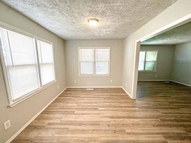Building Photo - 3 Bed / 1 Bath - LARGE Workshop!