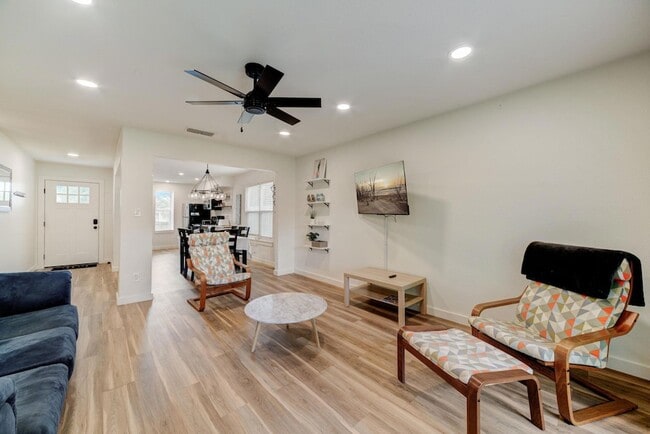 Building Photo - 4405 Button Bend Cir