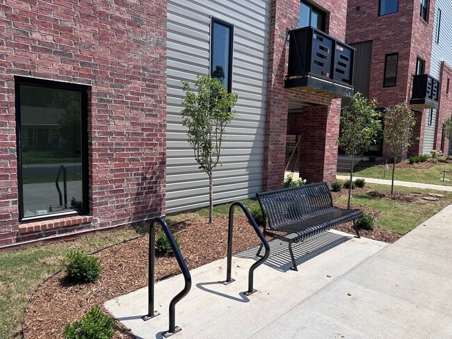 Building Photo - ***933 SE 10th Street***