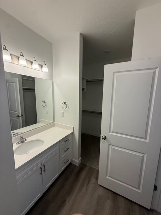 Building Photo - Modern 3 Bedroom Condo in Desert Color