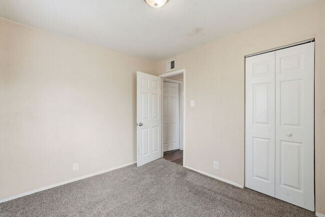 Building Photo - 2520 E Cameron Vista