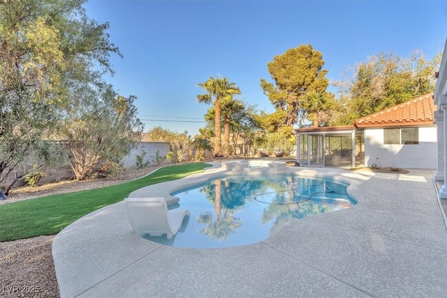 Building Photo - 2868 Vista Del Sol Ave