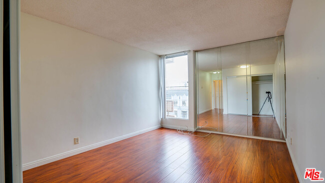 Building Photo - 425 S Kenmore Ave