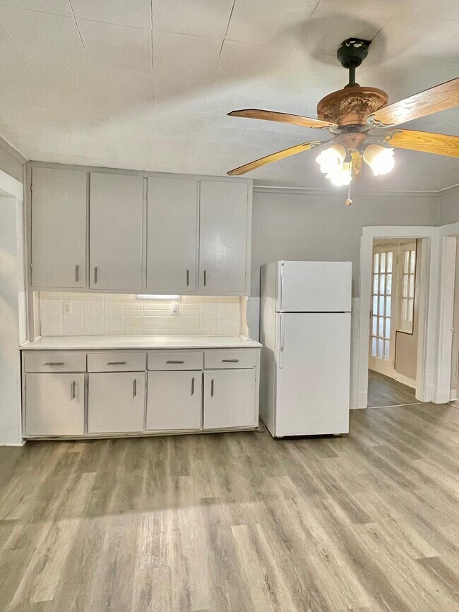 Building Photo - 449 Wilson St