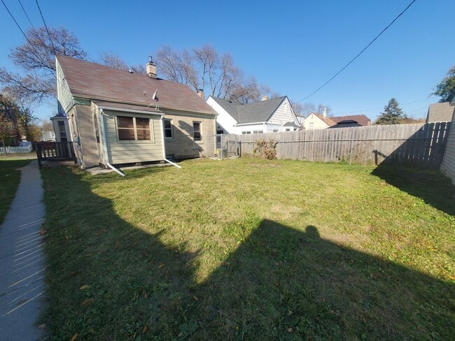 Building Photo - 3 Bedroom Single Family