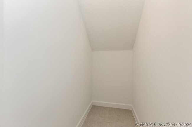 Building Photo - 4547 Hollister Ave