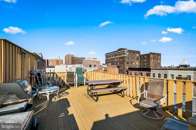 Building Photo - 18 E Madison St