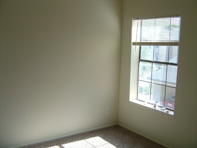 Building Photo - The Villages at Midvale Park 2/2 Condo with AC and all appliances