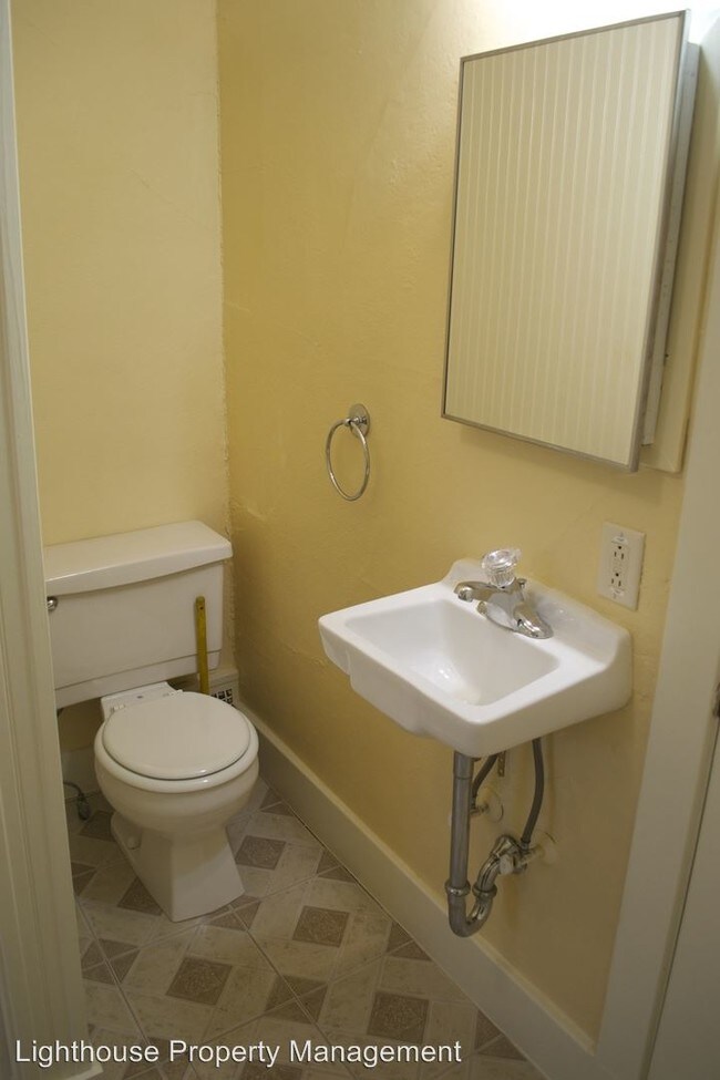 Building Photo - 224 Lyon St NE