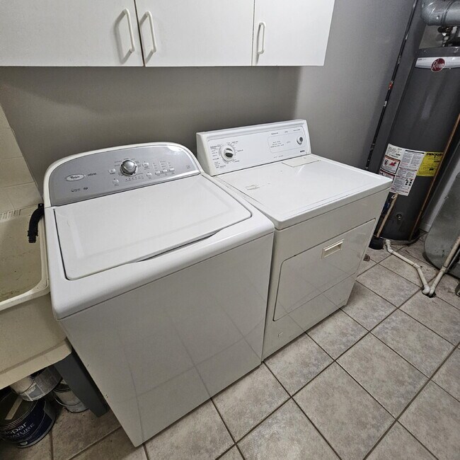 Building Photo - 2 Bedroom, 1.5 Bath Townhouse w/ Garage & Huge Master Bedroom. Full Sized Washer & Dryer In Unit.