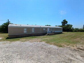 Building Photo - 3 Bedroom/2 Bathroom Home on a Large Lot