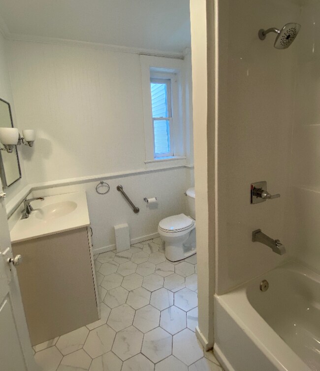 Building Photo - 358 Warren St