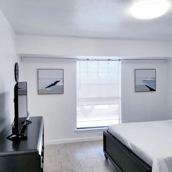 Building Photo - 12888 Montfort Dr