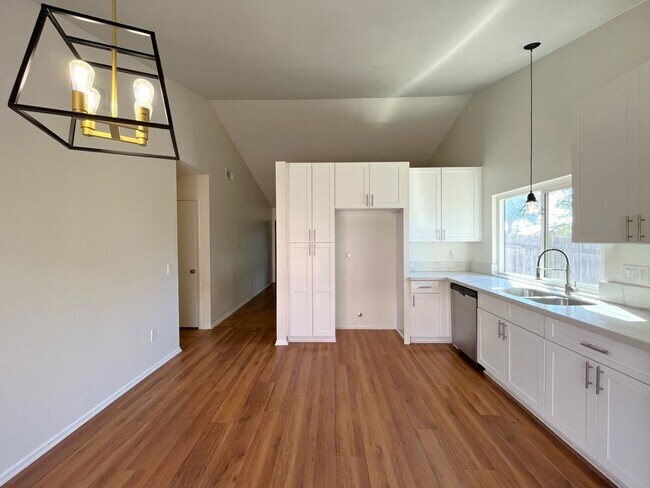 Building Photo - 3 bed, 2 bath located in Riverside!