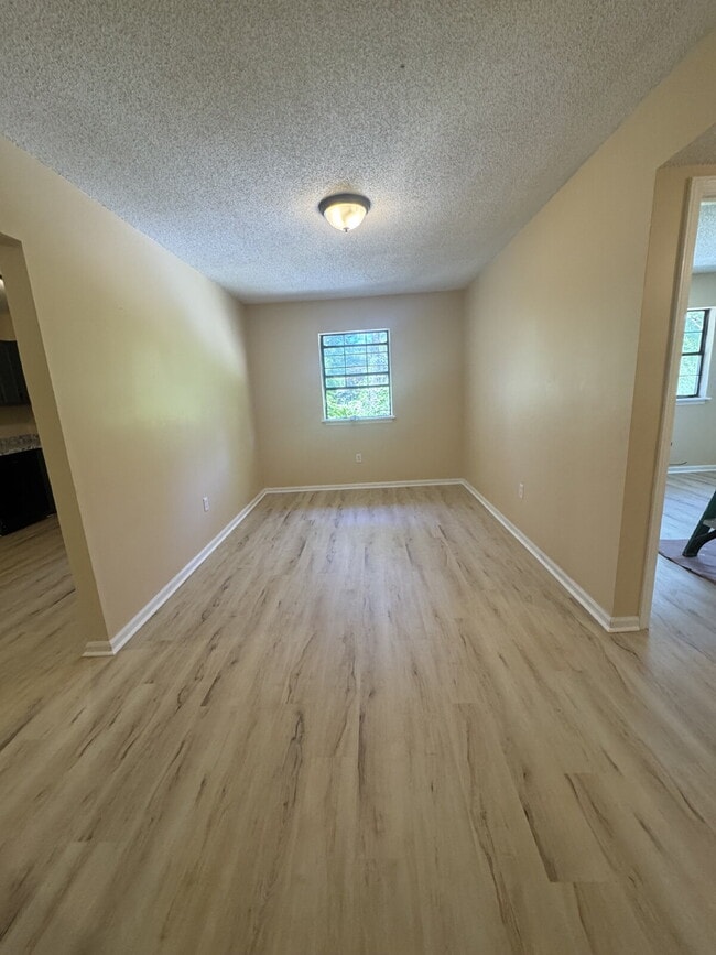 Building Photo - Remodeled upstairs apartment.