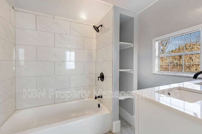 Building Photo - 1921 Reynolds St