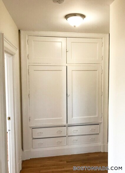 Building Photo - 448 Park Dr