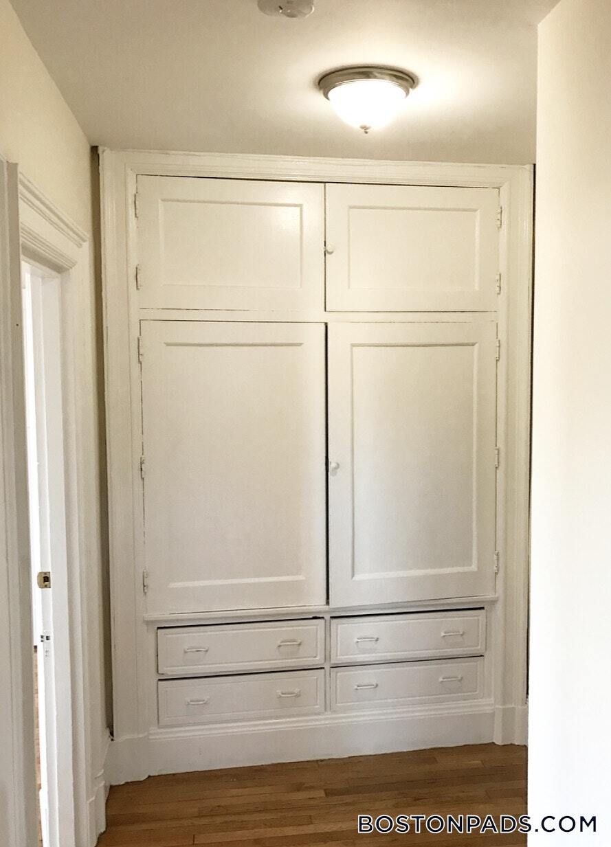 Building Photo - 448 Park Dr