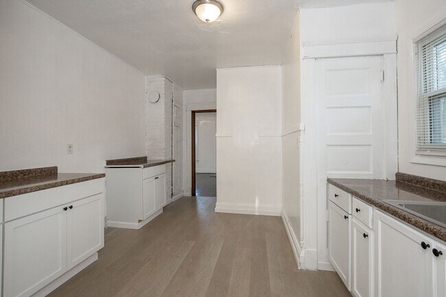 Building Photo - 1025 W 23rd St