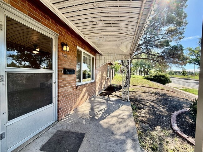 Building Photo - 1304-1308 E Pikes Peak Ave