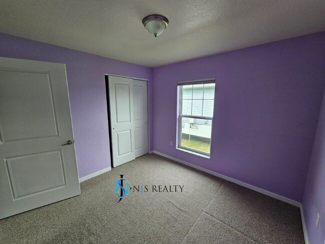 Building Photo - Gorgeous 3/2 1000 Sq. Ft. with Updated kit...