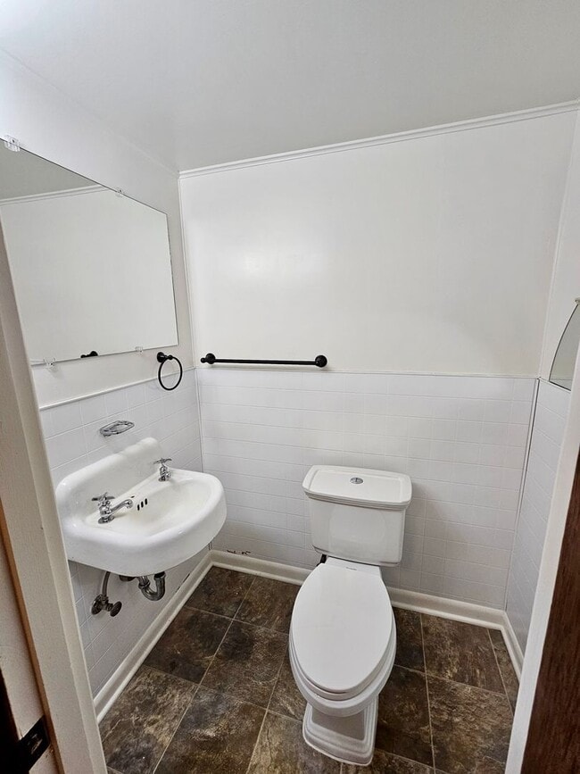 Building Photo - Newly Updated 3 Bed, 1.5 Bath Duplex Unit with Garage in Lovely Inner SE