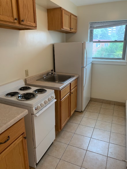 Building Photo - 877 St Paul Ave