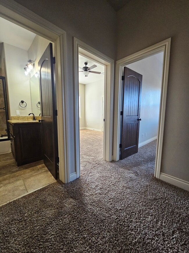 Building Photo - (2) Bed/(2.5) Bath Townhome in Gated Commu...