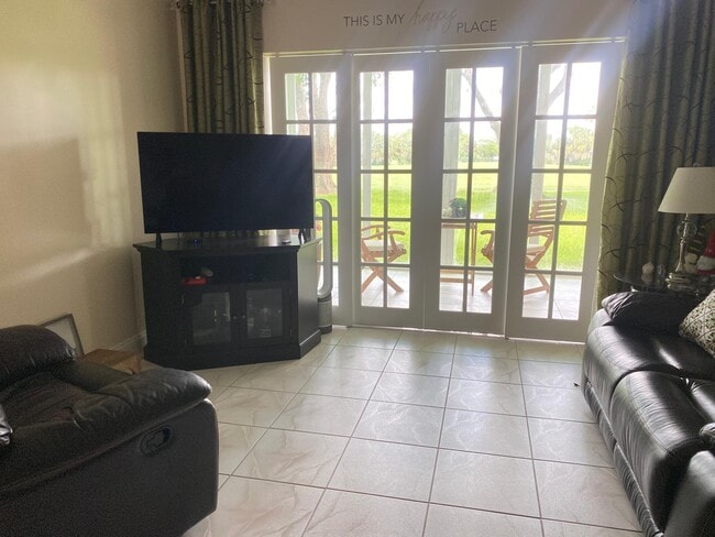 Building Photo - 1055 Country Club Dr