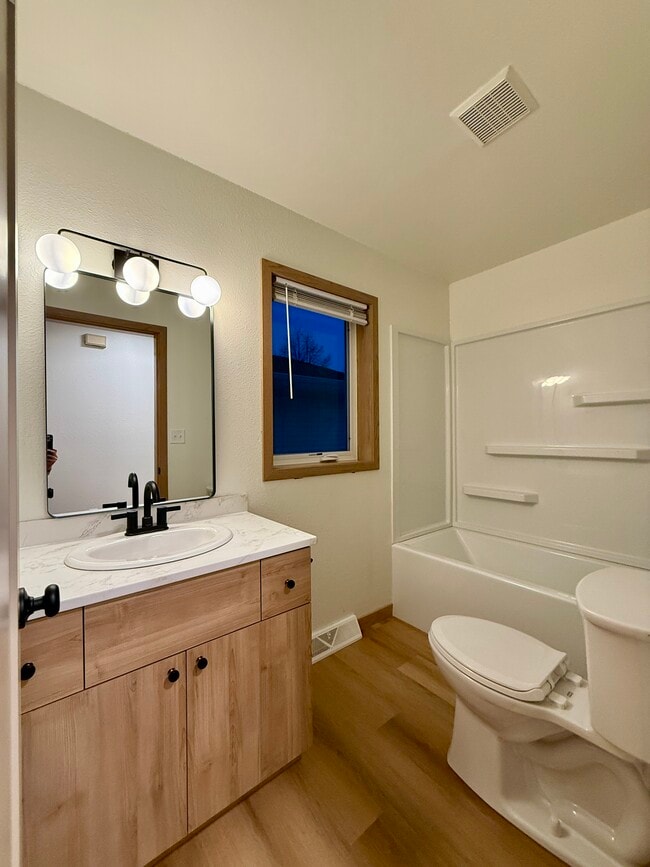 Building Photo - 1004 Castlewood Dr