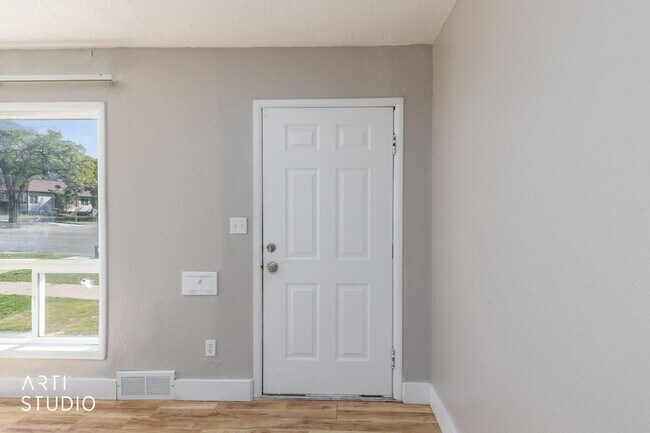 Building Photo - 28th Duplex