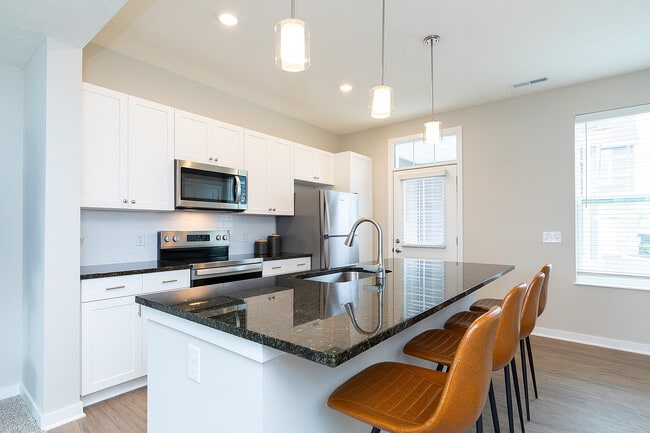 Building Photo - Crescent Woods