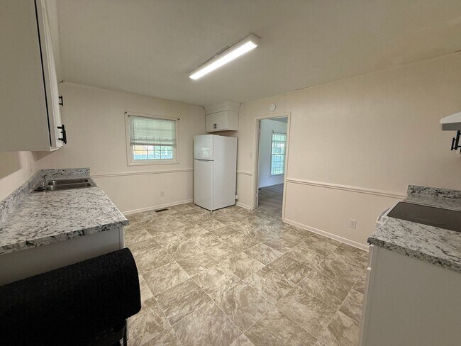 Building Photo - 403 Thomas Dr
