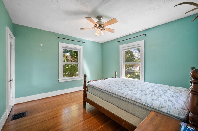 Building Photo - 4 Bed 2.5 Bath Home with a large backyard ...