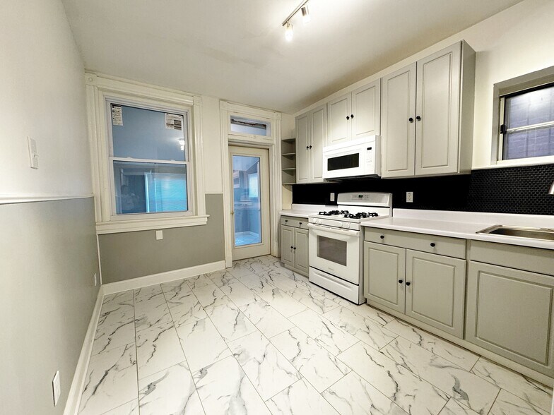 Kitchen - 3808 Fairview Ave