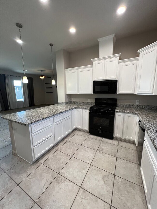 Building Photo - 4 BEDROOM HOME!