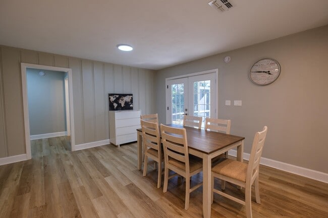 Building Photo - 1501 Sharon Rd