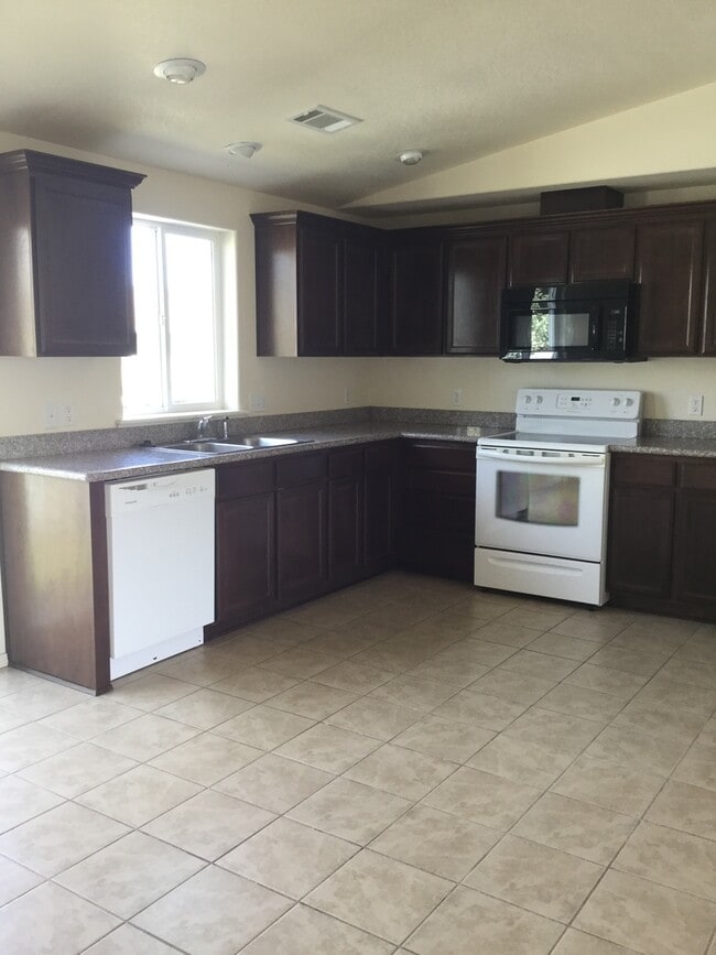 Building Photo - 3 Bedroom 2 Bath with RV parking in Medford!