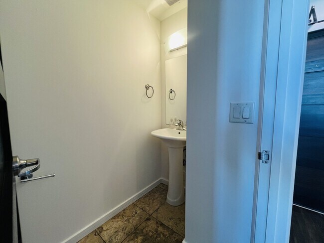 Building Photo - "Discover Urban Elegance: Spacious 1417 Sq Ft Studio Condo in the Heart of Phoenix!"