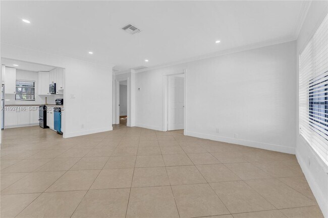 Building Photo - 5208 NE 5th Ave