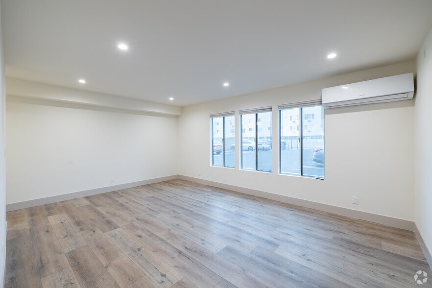 1BR, 1.5BA - 900SF - Dining Room - 6104 Cahuenga Boulevard