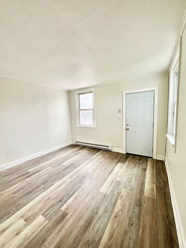 Building Photo - 3 Bedroom 2 Bath City Home Available